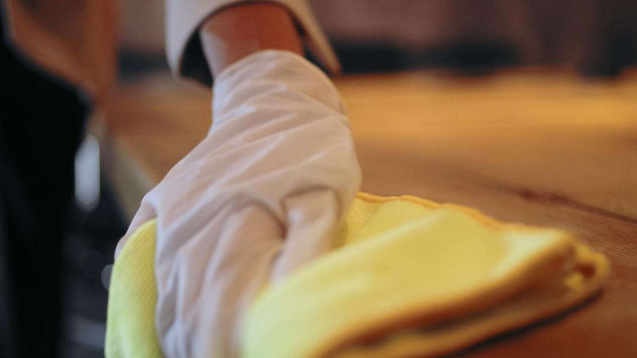 Holiday Inn Mumbai International Airport By Ihg Exterior foto A person receiving a shiatsu massage