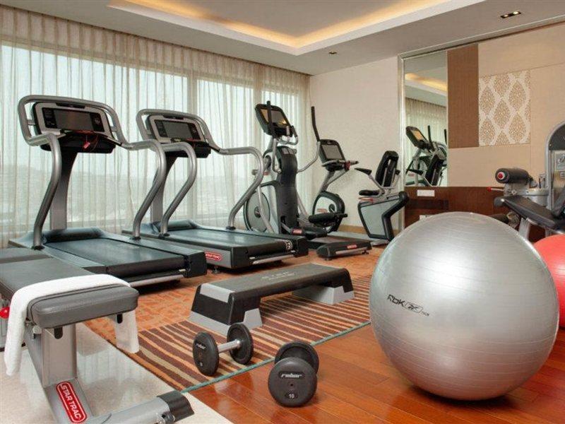 Holiday Inn Mumbai International Airport By Ihg Exterior foto A gym at a hotel