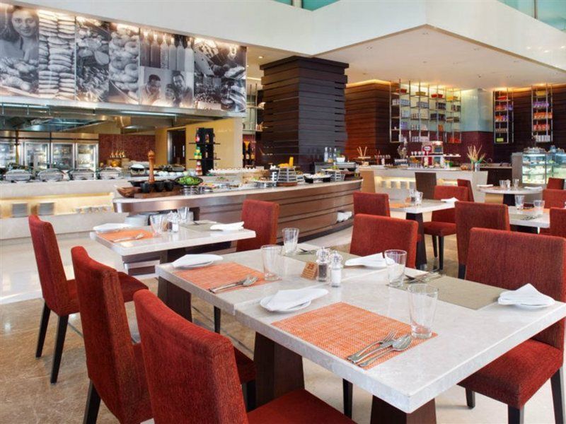 Holiday Inn Mumbai International Airport By Ihg Exterior foto The restaurant