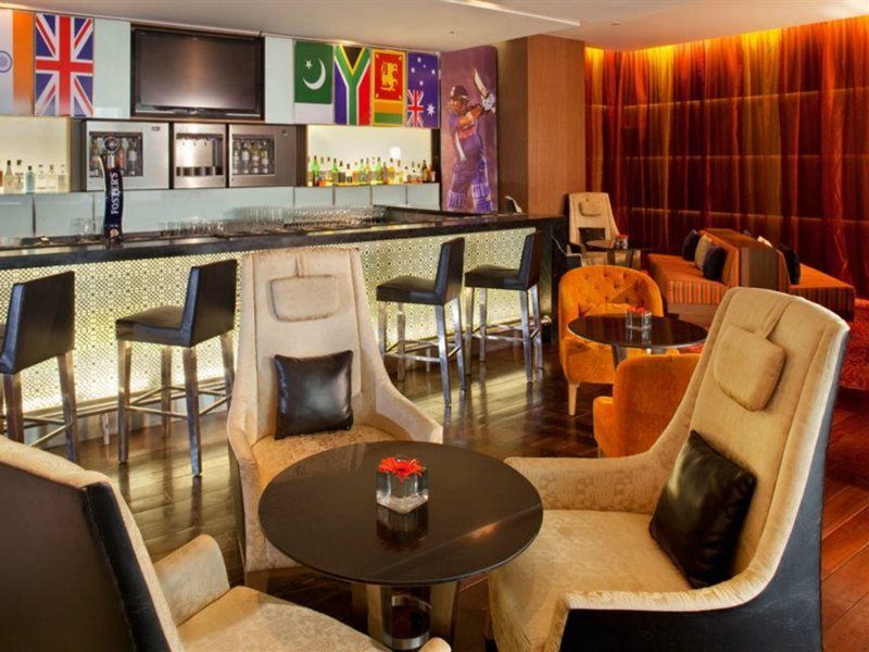 Holiday Inn Mumbai International Airport By Ihg Exterior foto The bar at the lounge